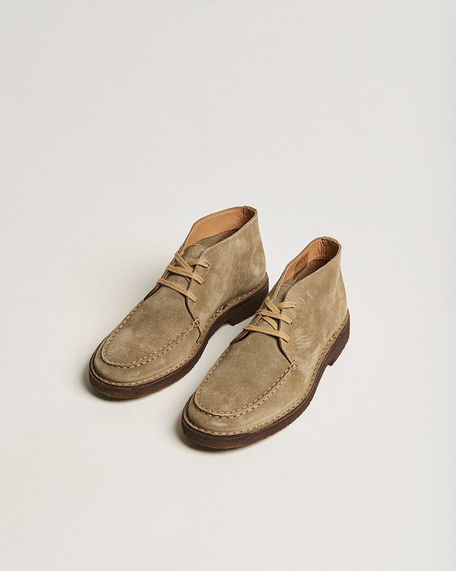Herr | Best of British | Drake\'s | Crosby Moc-Toe Suede Chukka Boots Sand