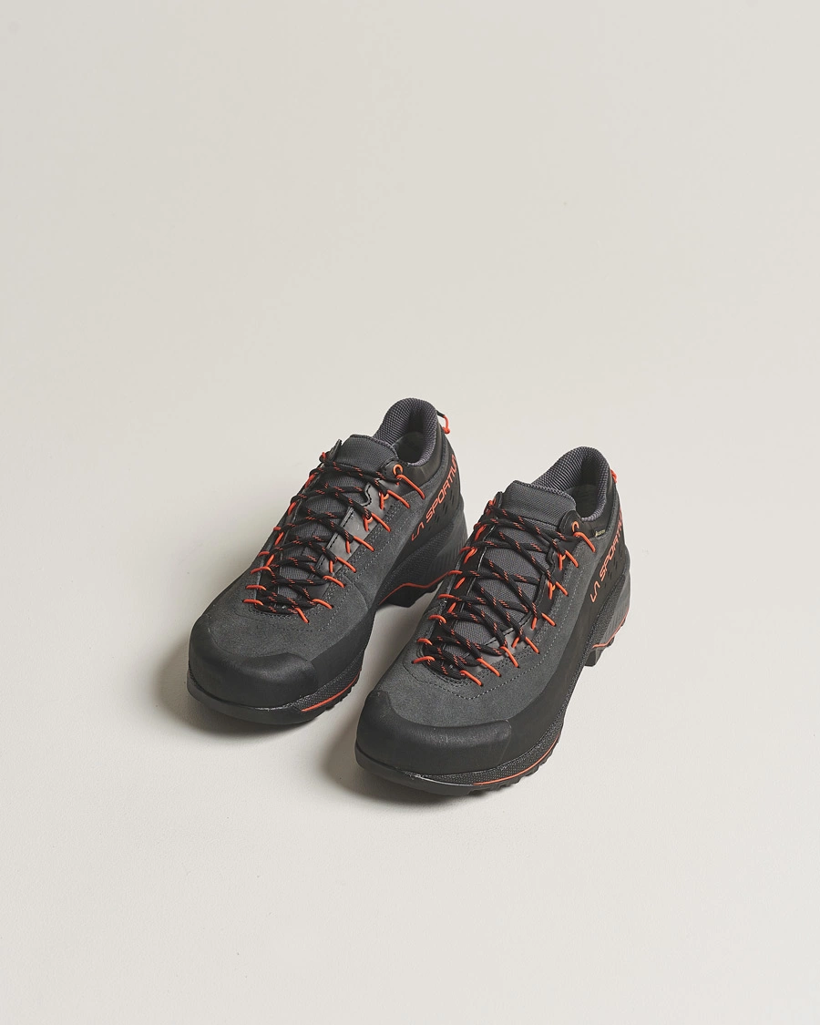 Herre | Svarte sneakers | La Sportiva | TX4 Evo GTX Hiking Shoes Carbon/Cherry Tomato