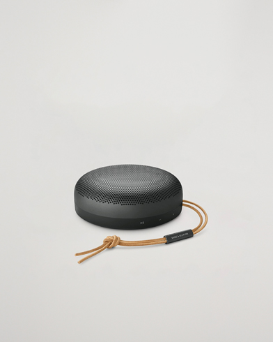 Herre | Audio | Bang & Olufsen | Beosound A1 2nd Gen Waterproof Speaker Black Anthracite