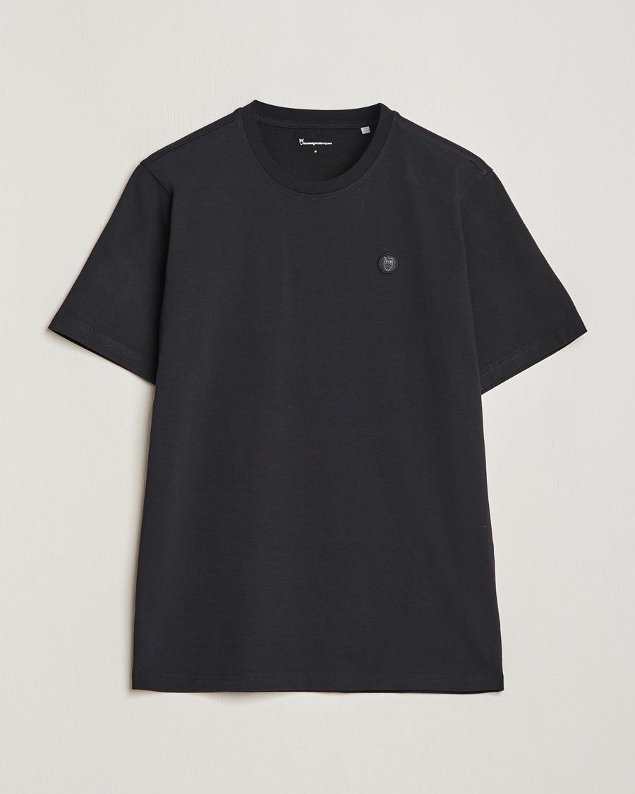 Herre | Svarte t-skjorter | KnowledgeCotton Apparel | Loke Badge T-Shirt Jet Black