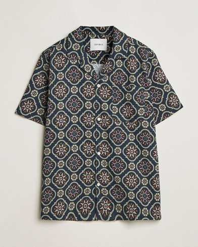 Herre | Nye produktbilder | LES DEUX | Lucas AOP Tapestry Shirt Dark Navy