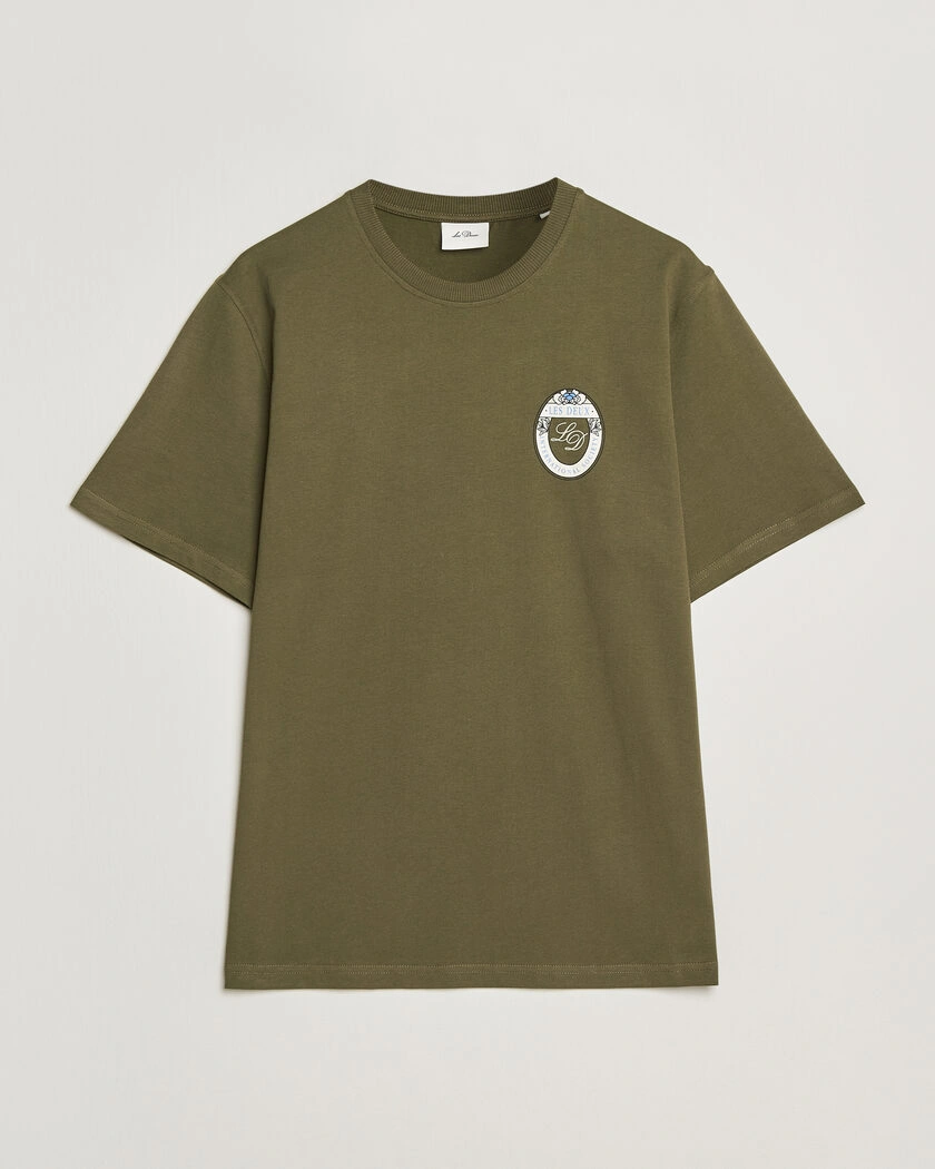 LES DEUX Brday Emblem T-Shirt Olive Night Green – Grønn