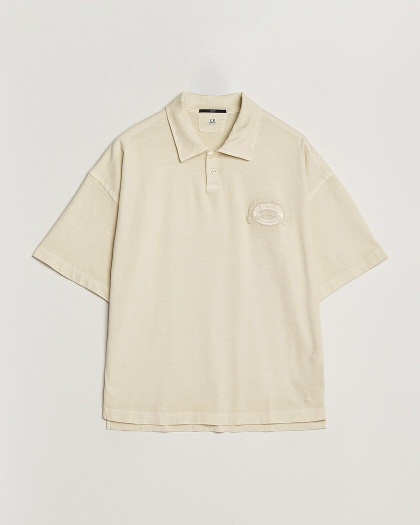 C.P. Company Boxy Fit Cotton Logo Polo Cream – Hvit