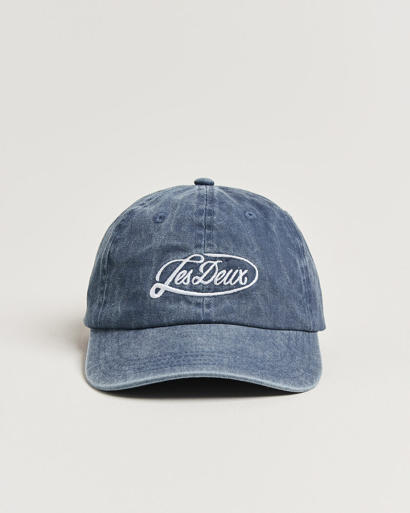 LES DEUX Logo Dad Cap Dark Denim Blue – Blå