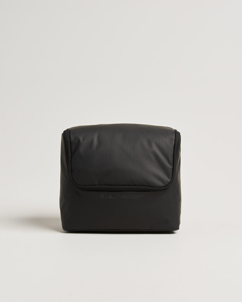 DB Essential Wash Bag M Black Out – Svart