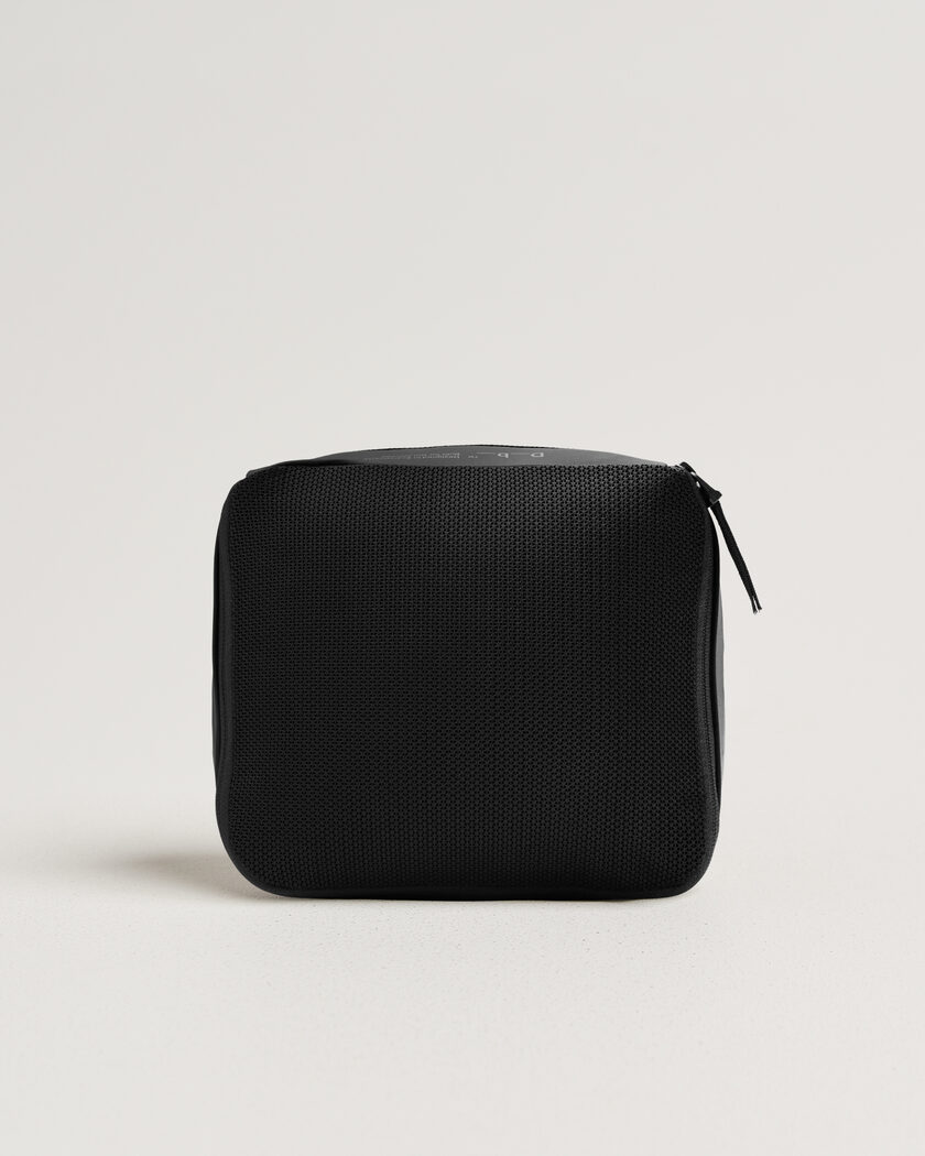 DB Essential Packing Cube M Black Out – Svart