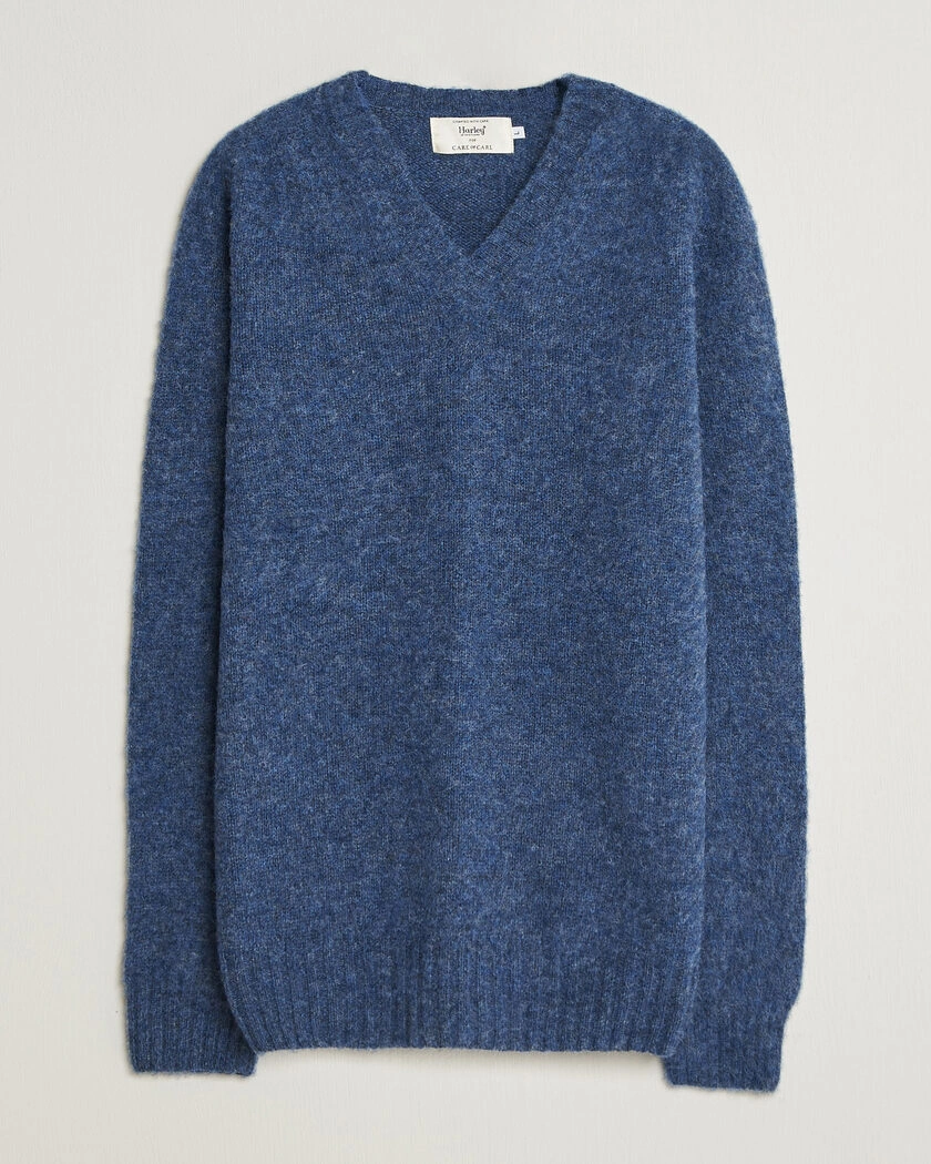 Harley Of Scotland for Care of Carl Brushed Supersoft Lambswool V-Neck Denim Blue – Blå