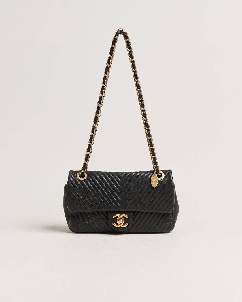 Chanel Pre-Owned Chevron Small Flap Bag Black – Svart