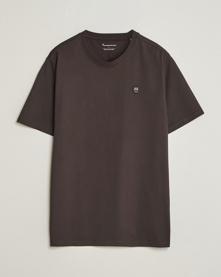 KnowledgeCotton Apparel Loke Badge T-Shirt Chocolate Torte – Brun