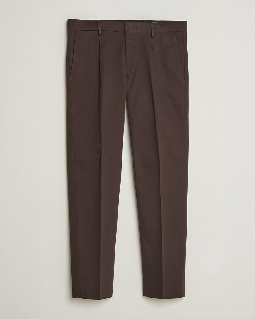 NN07 Bill Pleated Cotton Chinos Deep Truffle – Brun