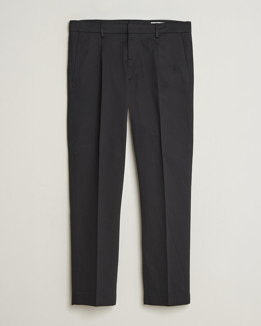NN07 Bill Pleated Cotton Chinos Black – Svart
