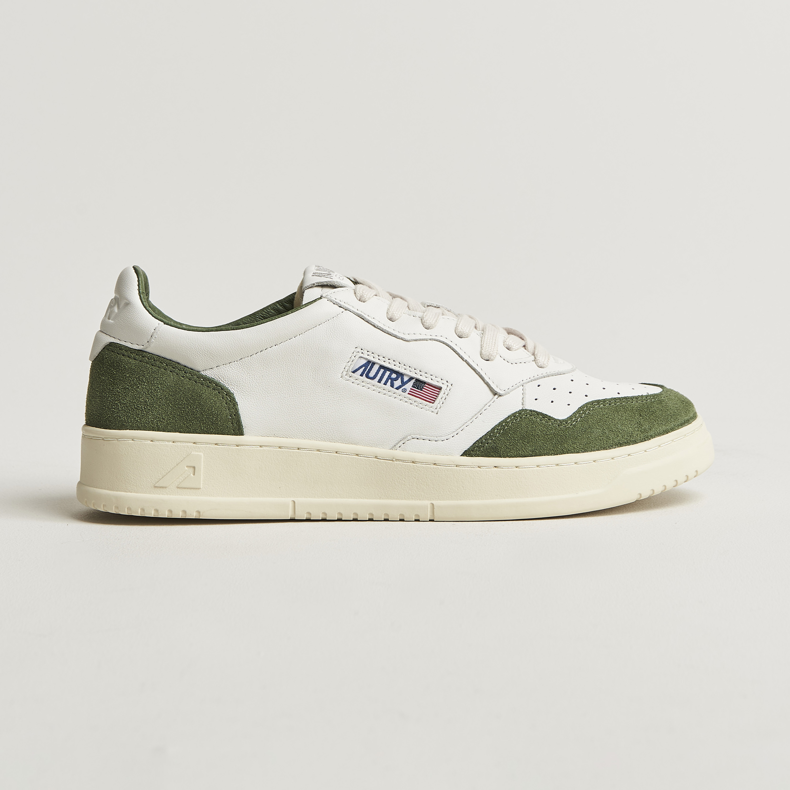 Autry Medalist Low Super Soft Goat Leather Sneaker White/Green hos CareOfCa