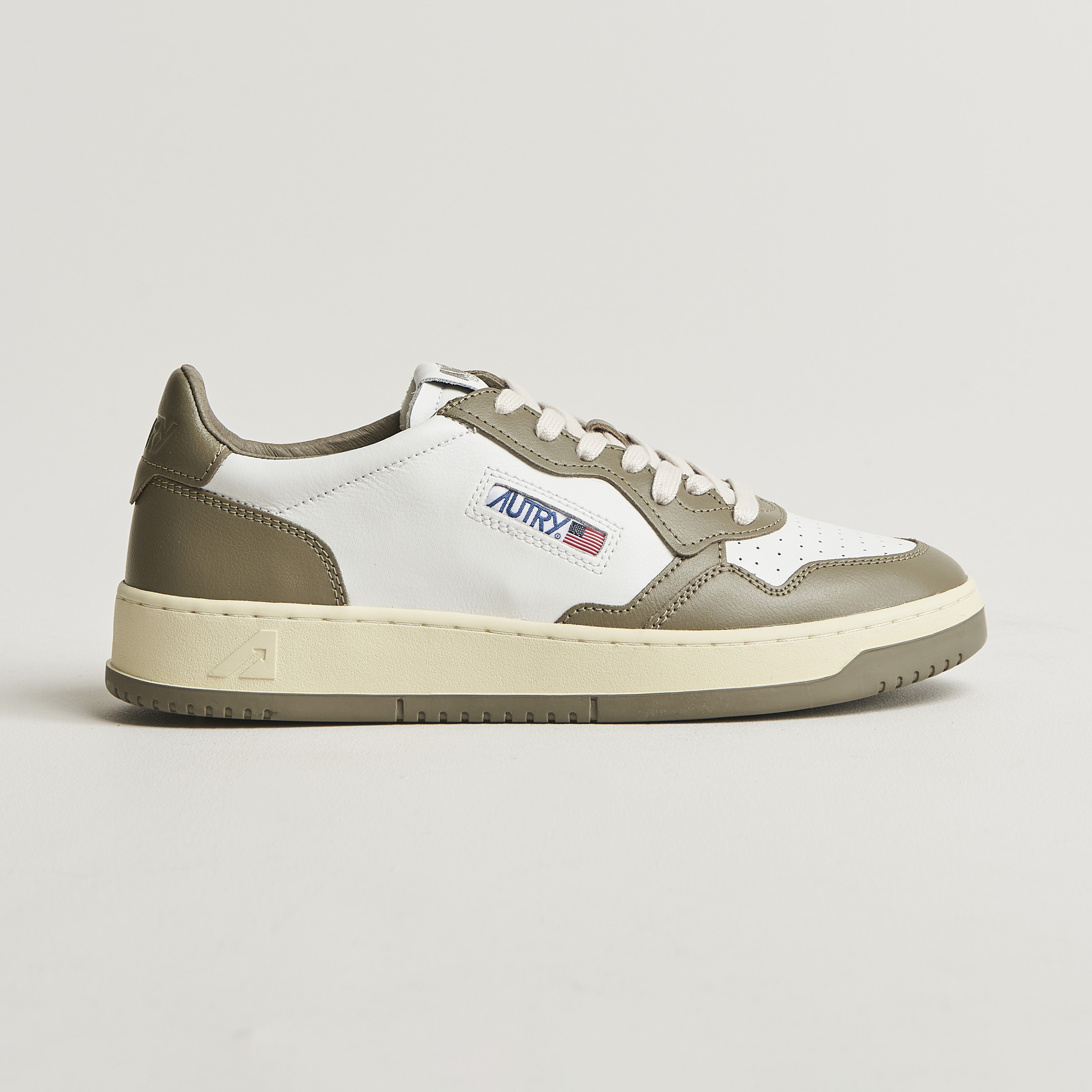 Autry Medalist Low Super Soft Leather Sneaker White/Covert Green hos CareOf
