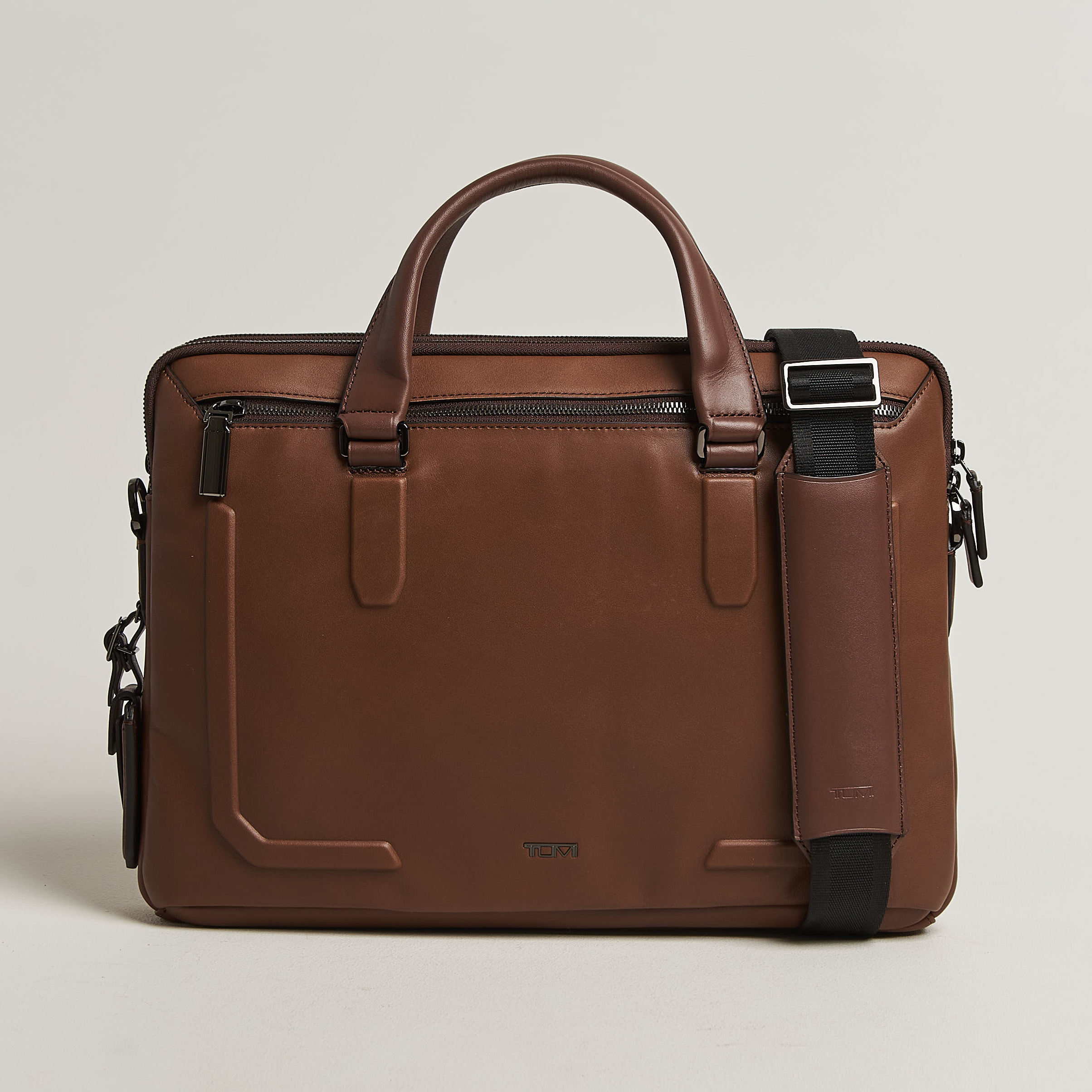 TUMI Harrison Sycamore Slim Leather Brief Cognac Bombe – Brun