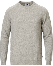 Strikkede gensere hos CareOfCarl.no Lyle & Scott V Neck Cotton Pullover Royal Red hos CareOfCarl.no