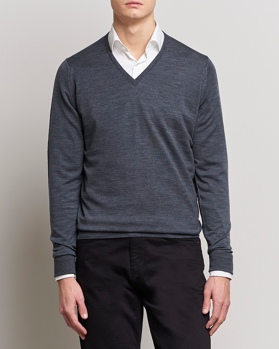 Herre | Pullovers v-hals | John Smedley | Bobby Extra Fine Merino V-Neck Pullover Charcoal