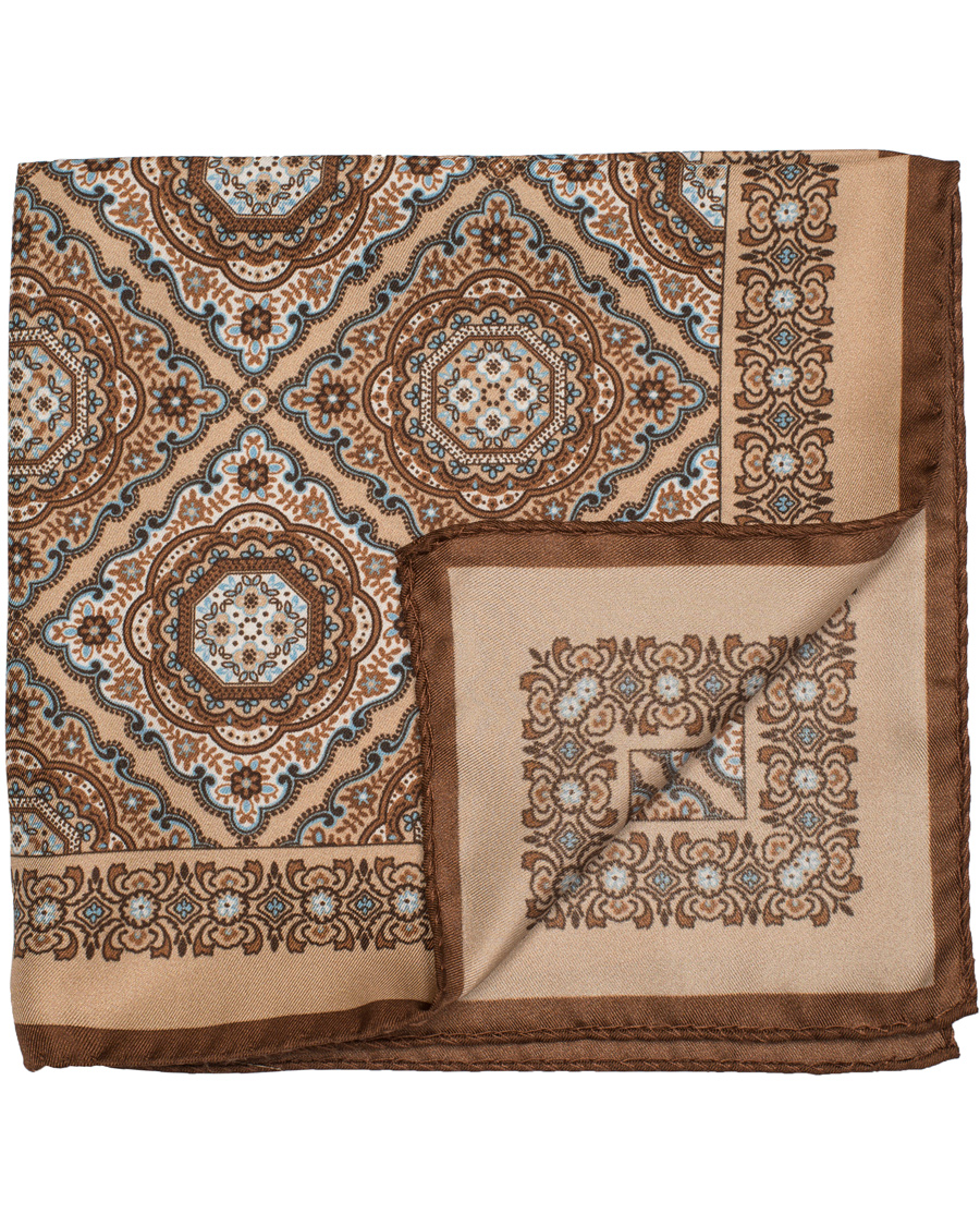 Herre | Oscar Jacobson Large Medallion Pocket Square Brown | Oscar Jacobson | Large Medallion Pocket Square Brown