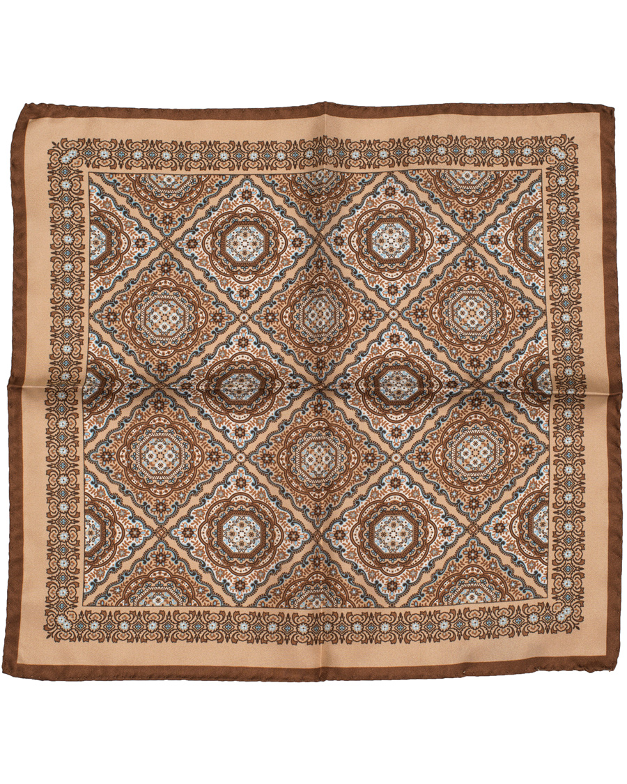 Herre | Oscar Jacobson Large Medallion Pocket Square Brown | Oscar Jacobson | Large Medallion Pocket Square Brown