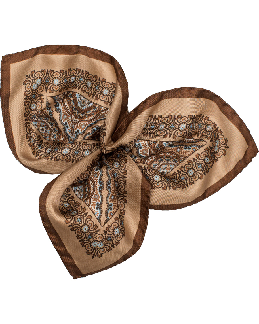 Herre | Oscar Jacobson Large Medallion Pocket Square Brown | Oscar Jacobson | Large Medallion Pocket Square Brown
