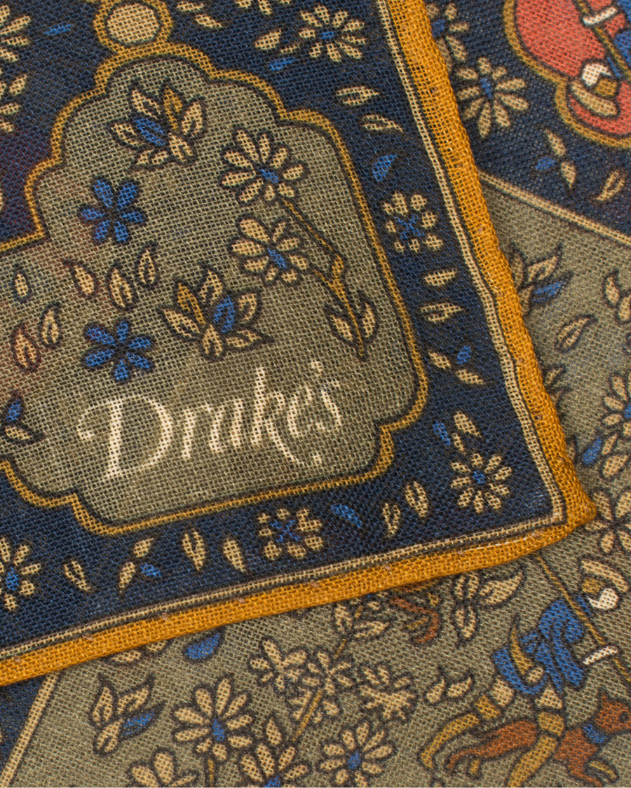 Herre | Drake's Wool/Silk Small Unicorn Print Pocket Square Olive | Drake's | Wool/Silk Small Unicorn Print Pocket Square Olive