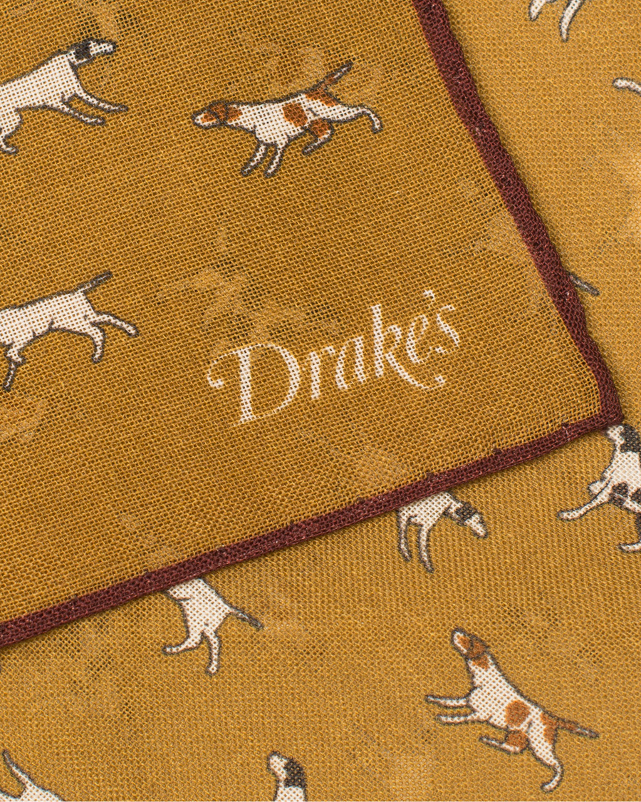 Herre | Drake's Wool/Silk Dogs Print Pocket Square Mustard | Drake's | Wool/Silk Dogs Print Pocket Square Mustard