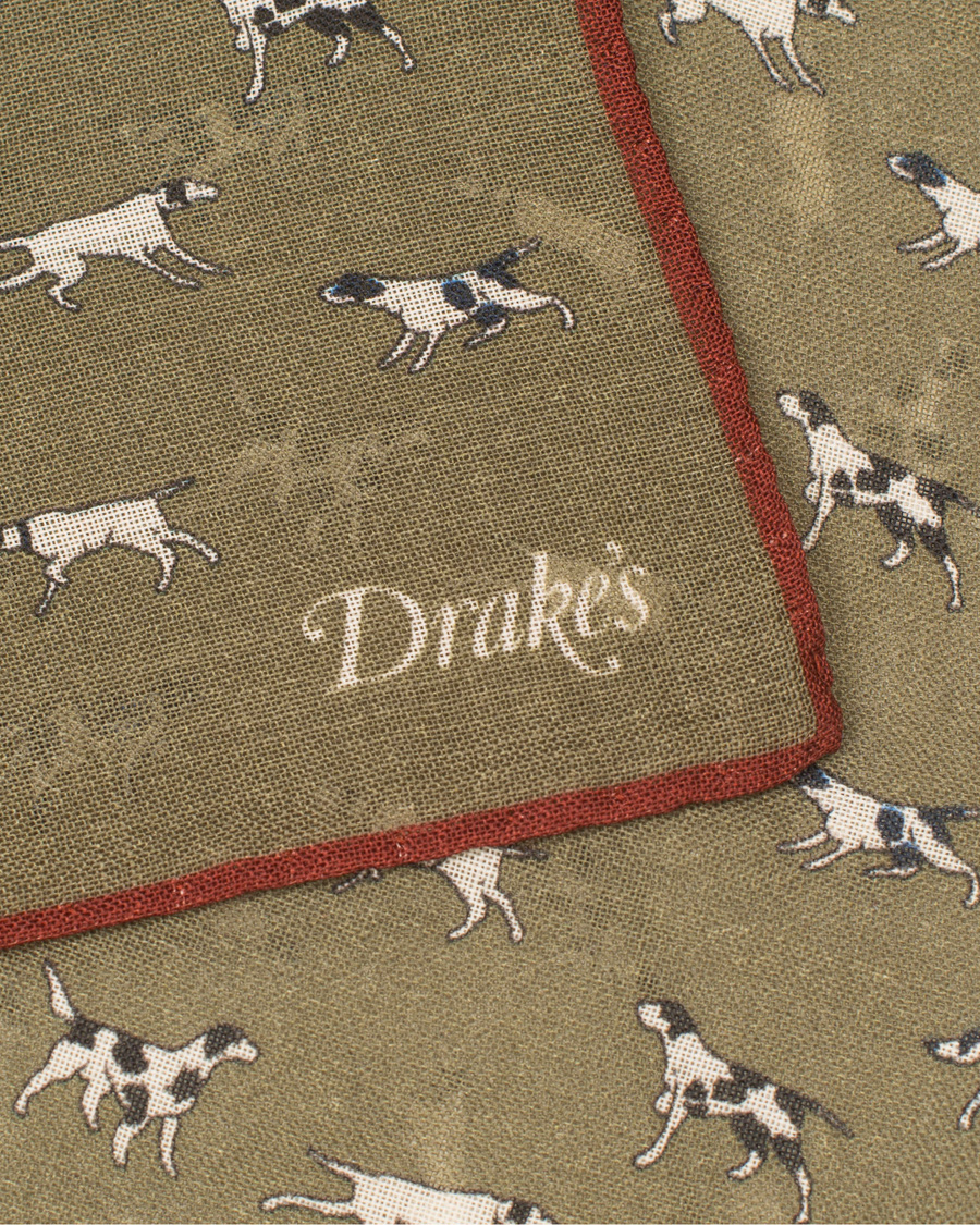 Herre | Drake's Wool/Silk Dogs Print Pocket Square Olive | Drake's | Wool/Silk Dogs Print Pocket Square Olive