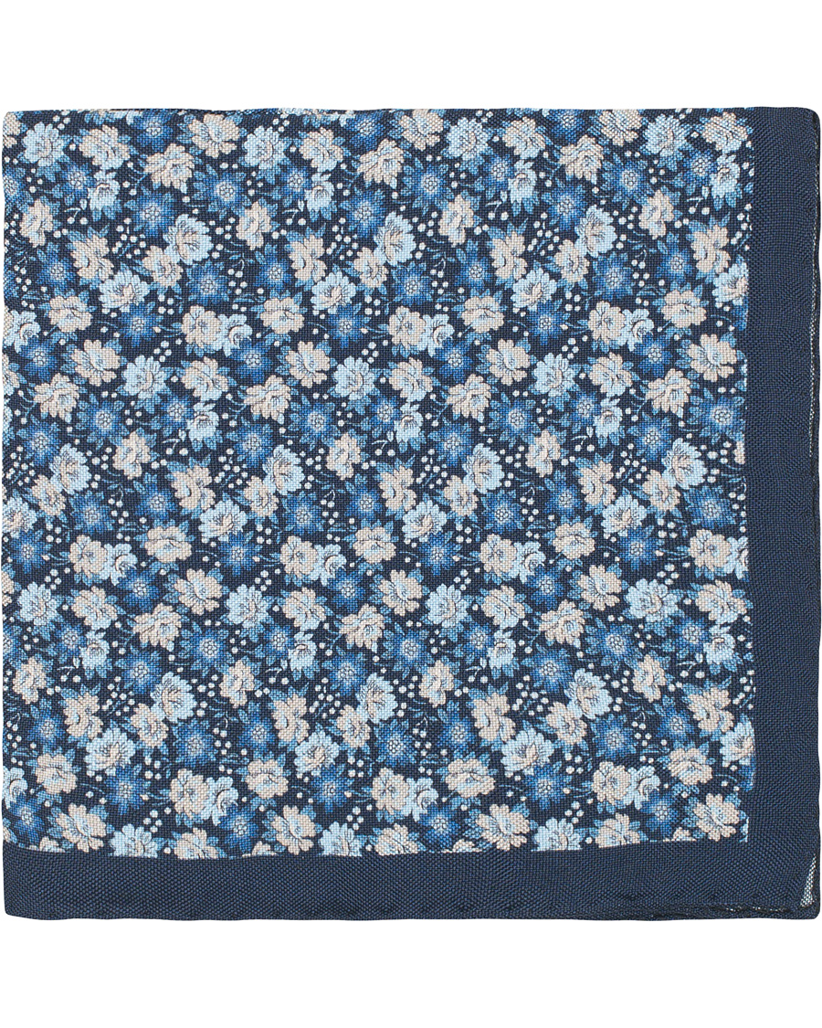 Herre | Amanda Christensen Silk Oxford Printed Flower Pocket Square Blue | Amanda Christensen | Silk Oxford Printed Flower Pocket Square Blue