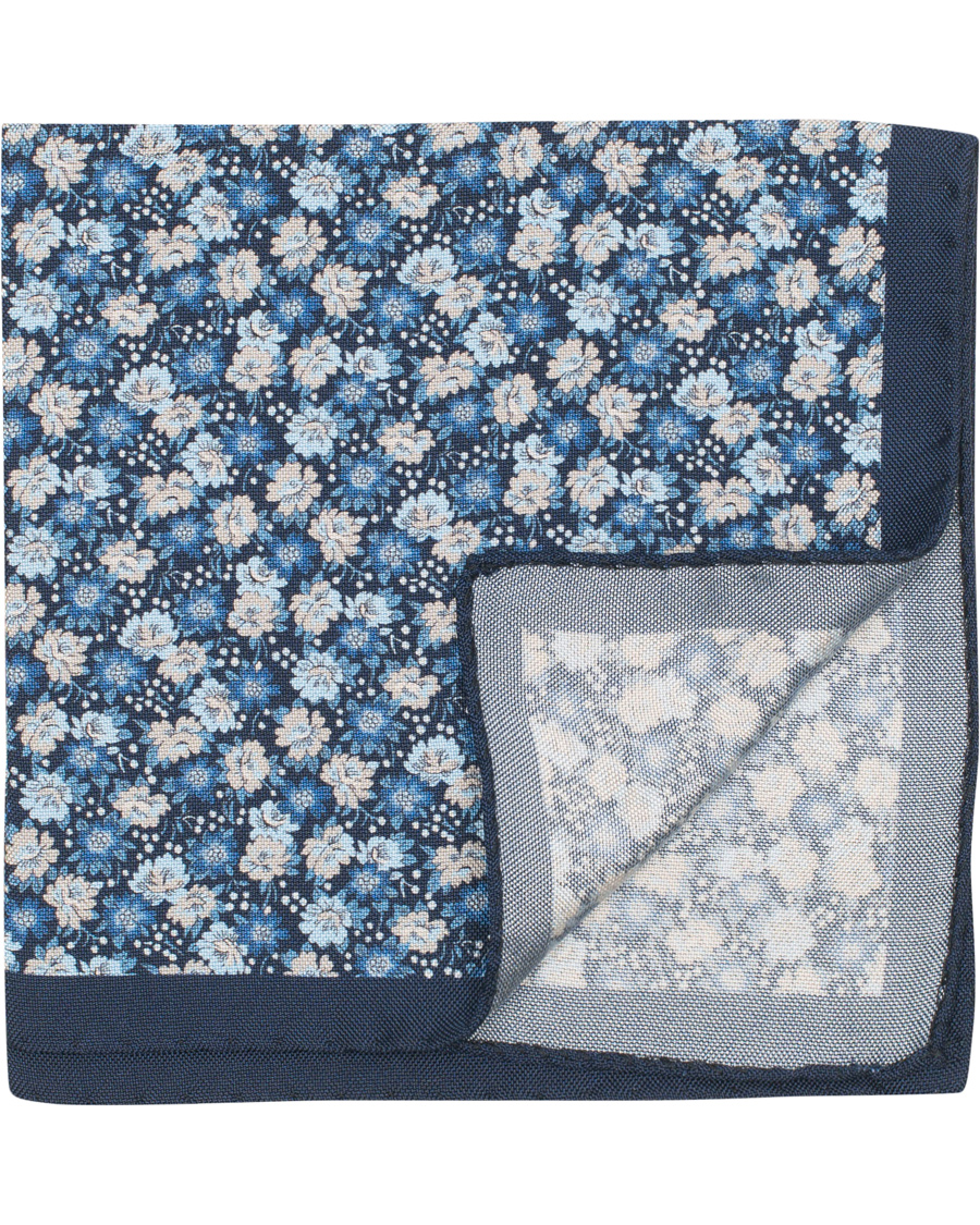 Herre | Amanda Christensen Silk Oxford Printed Flower Pocket Square Blue | Amanda Christensen | Silk Oxford Printed Flower Pocket Square Blue