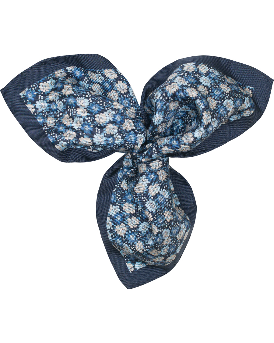 Herre | Amanda Christensen Silk Oxford Printed Flower Pocket Square Blue | Amanda Christensen | Silk Oxford Printed Flower Pocket Square Blue