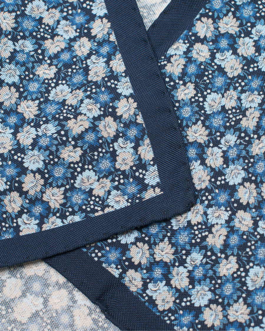 Herre | Amanda Christensen Silk Oxford Printed Flower Pocket Square Blue | Amanda Christensen | Silk Oxford Printed Flower Pocket Square Blue