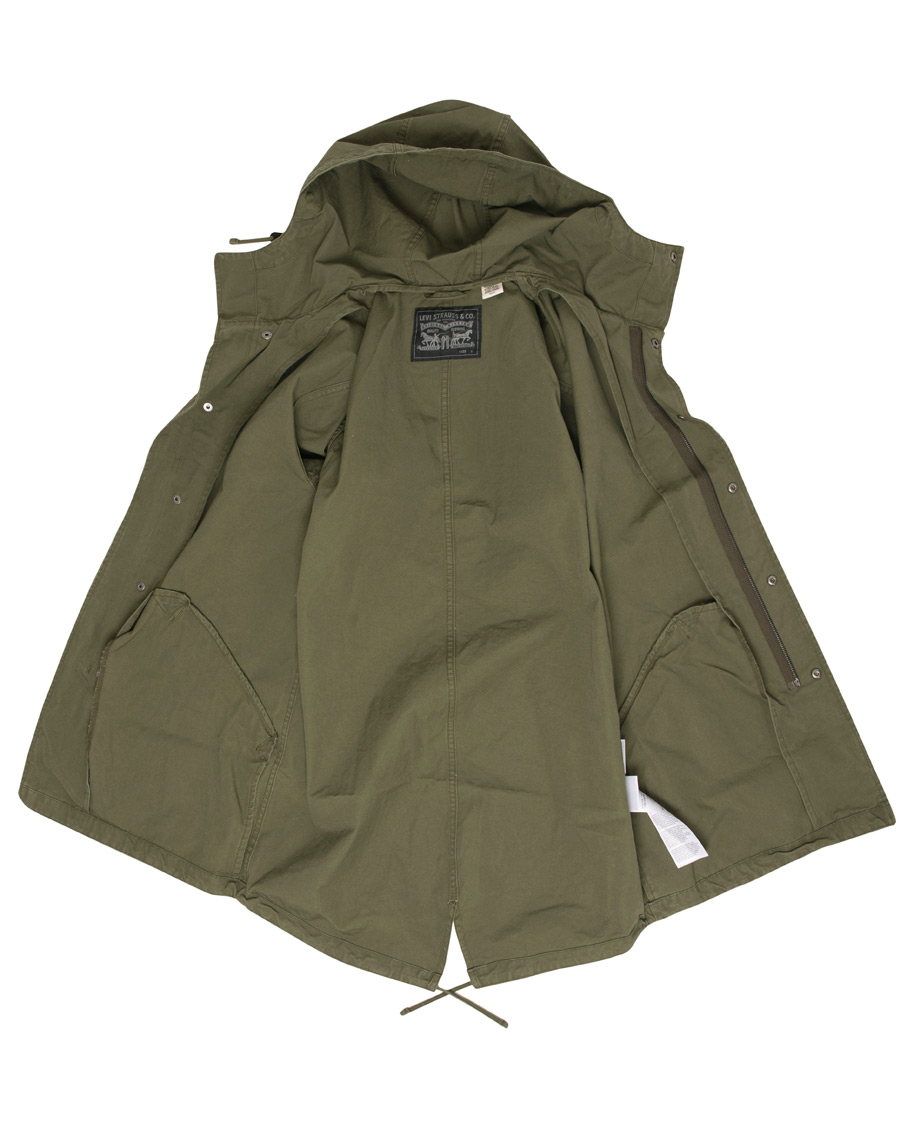Levi s Lightweight Fishtail Parka Olive Night hos CareOfCarl.no