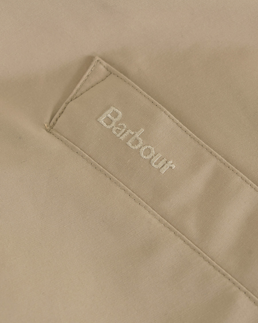 Barbour Lifestyle Colt Coat Stone hos CareOfCarl.no