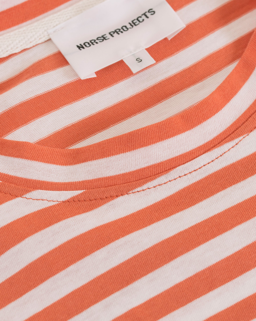 Herre | T-Shirts | Norse Projects | James Logo Stripe Long Sleeve Tee Burned Red