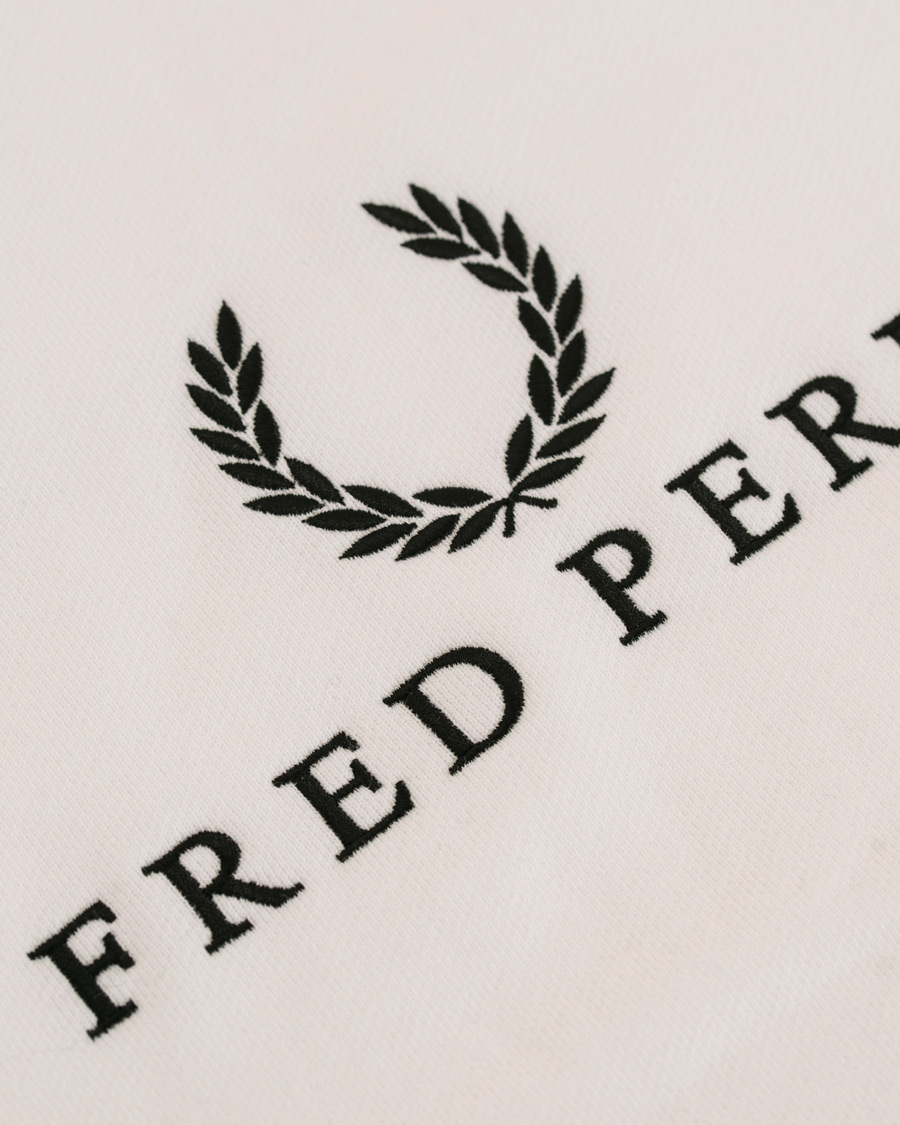 Herre | Gensere | Fred Perry | Monocrome Tennis Logo Crew Neck Sweatshirt White