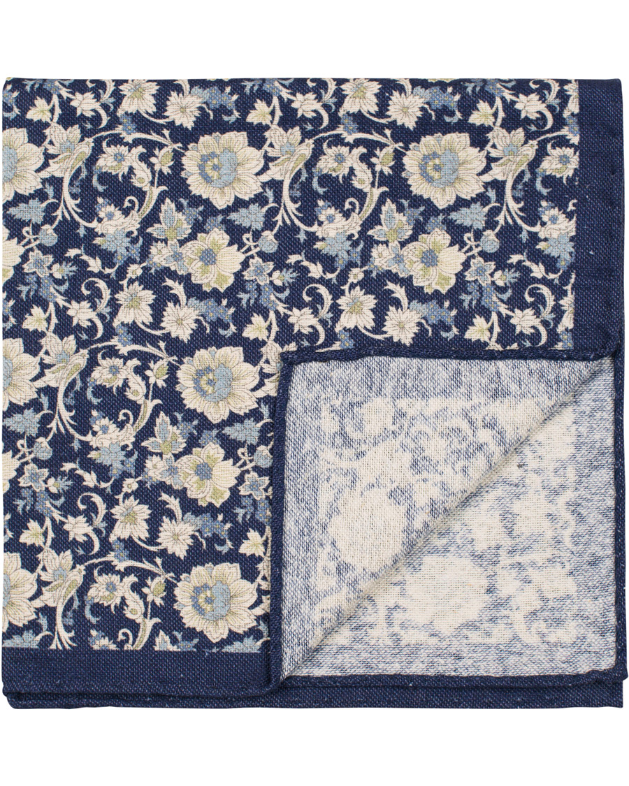 Herre | Amanda Christensen Silk/Cotton Printed Flower Pocket Square Navy | Amanda Christensen | Silk/Cotton Printed Flower Pocket Square Navy