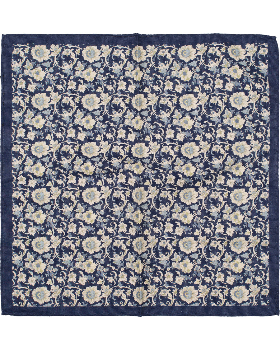 Herre | Amanda Christensen Silk/Cotton Printed Flower Pocket Square Navy | Amanda Christensen | Silk/Cotton Printed Flower Pocket Square Navy
