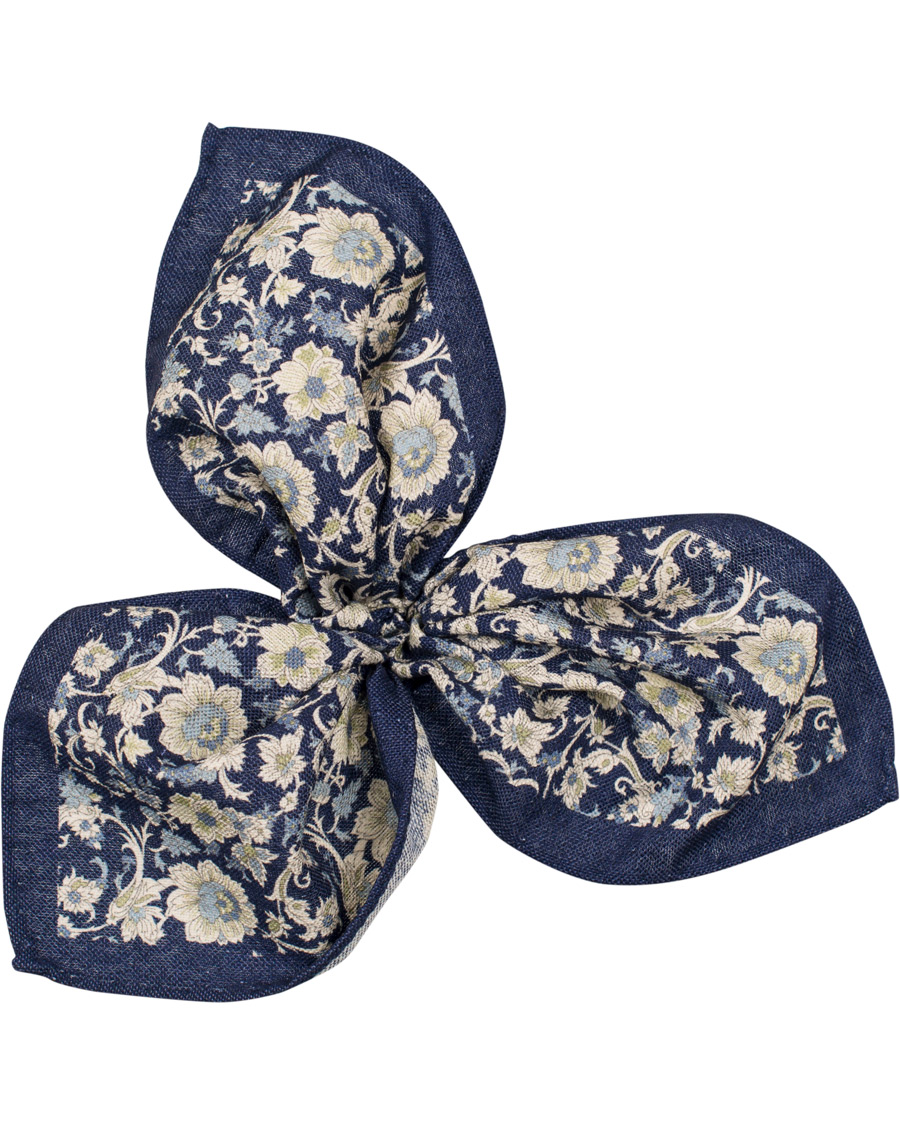 Herre | Amanda Christensen Silk/Cotton Printed Flower Pocket Square Navy | Amanda Christensen | Silk/Cotton Printed Flower Pocket Square Navy