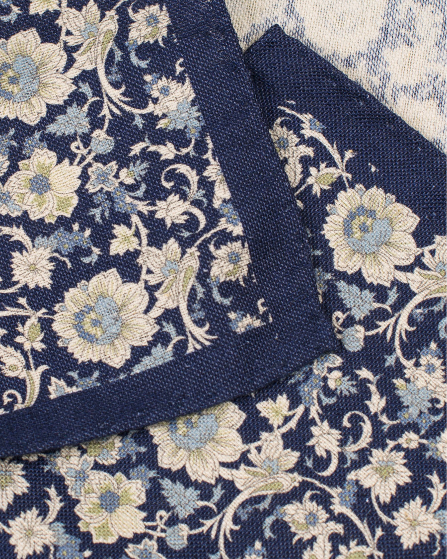 Herre | Amanda Christensen Silk/Cotton Printed Flower Pocket Square Navy | Amanda Christensen | Silk/Cotton Printed Flower Pocket Square Navy