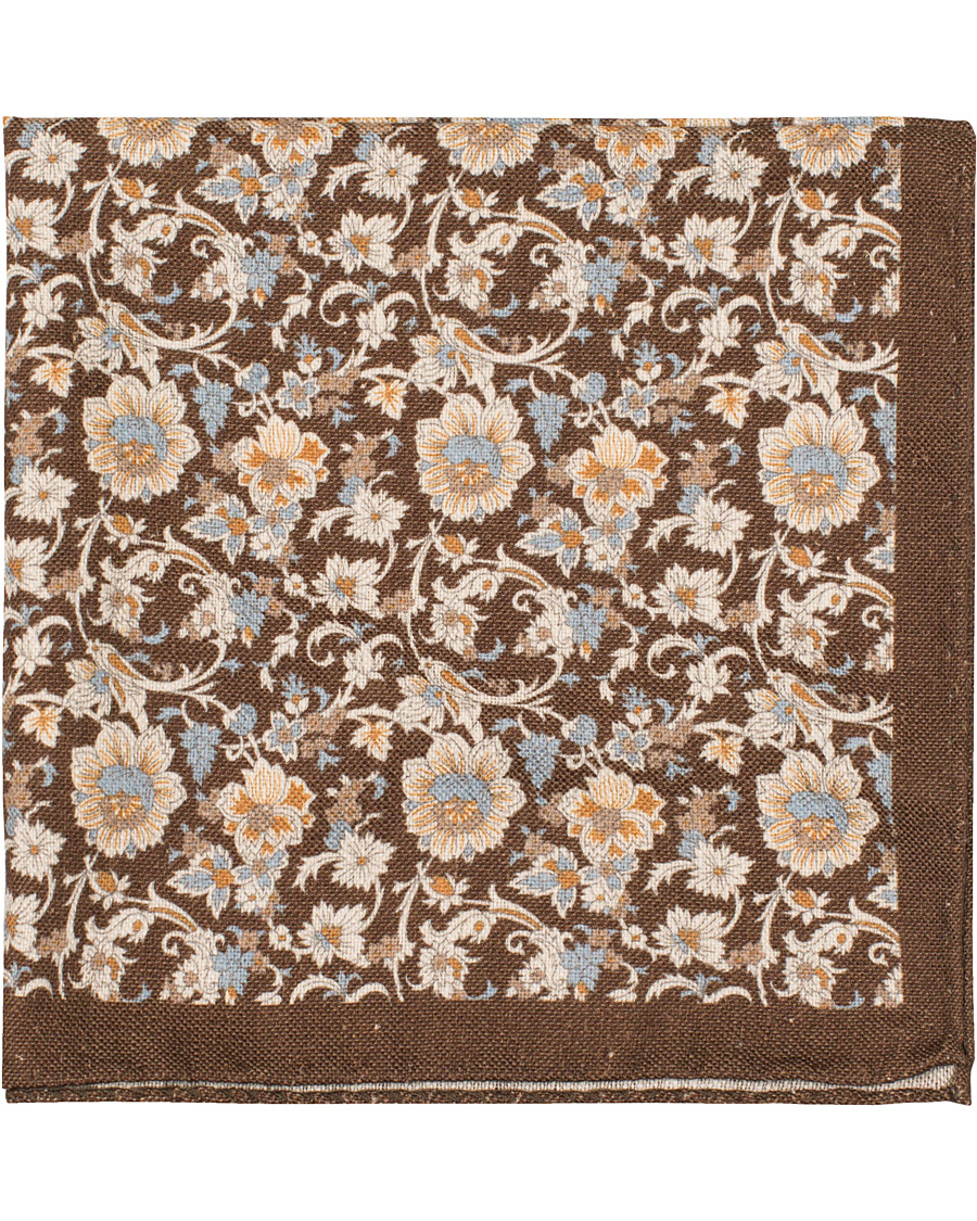 Herre | Amanda Christensen Silk/Cotton Printed Flower Pocket Square Chocolate | Amanda Christensen | Silk/Cotton Printed Flower Pocket Square Chocolate