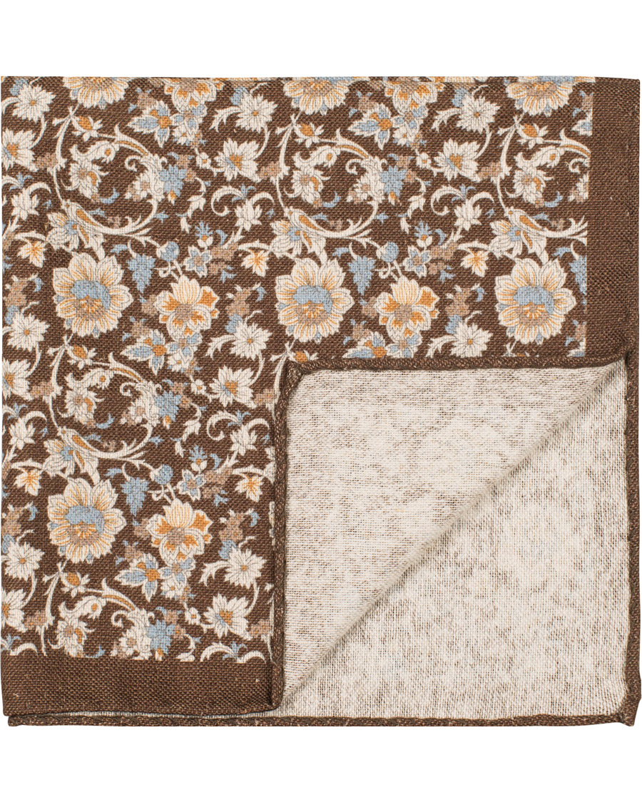 Herre | Amanda Christensen Silk/Cotton Printed Flower Pocket Square Chocolate | Amanda Christensen | Silk/Cotton Printed Flower Pocket Square Chocolate