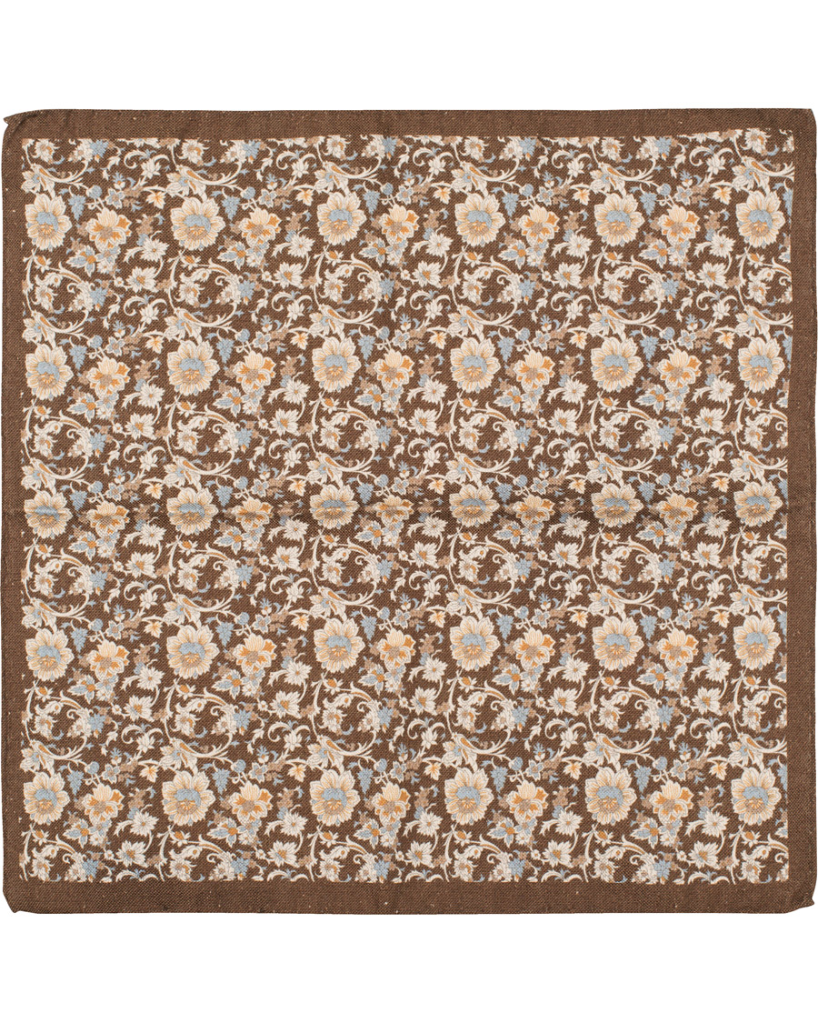 Herre | Amanda Christensen Silk/Cotton Printed Flower Pocket Square Chocolate | Amanda Christensen | Silk/Cotton Printed Flower Pocket Square Chocolate