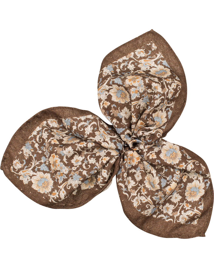Herre | Amanda Christensen Silk/Cotton Printed Flower Pocket Square Chocolate | Amanda Christensen | Silk/Cotton Printed Flower Pocket Square Chocolate
