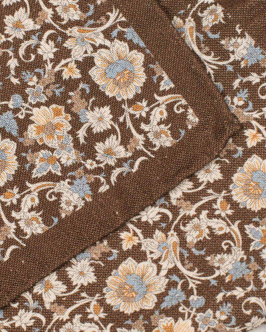 Herre | Amanda Christensen Silk/Cotton Printed Flower Pocket Square Chocolate | Amanda Christensen | Silk/Cotton Printed Flower Pocket Square Chocolate