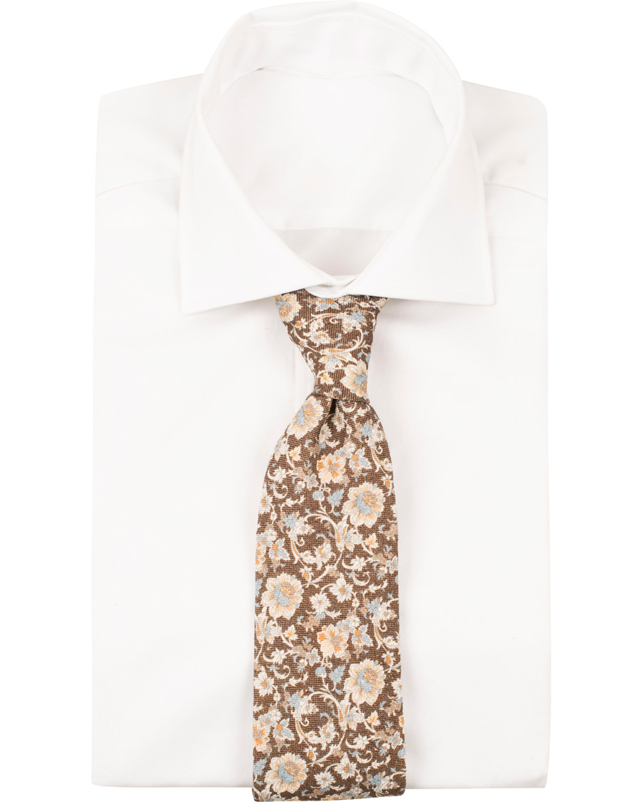 Herre | Amanda Christensen Silk/Cotton Printed Flower 8 cm Tie Chocolate | Amanda Christensen | Silk/Cotton Printed Flower 8 cm Tie Chocolate