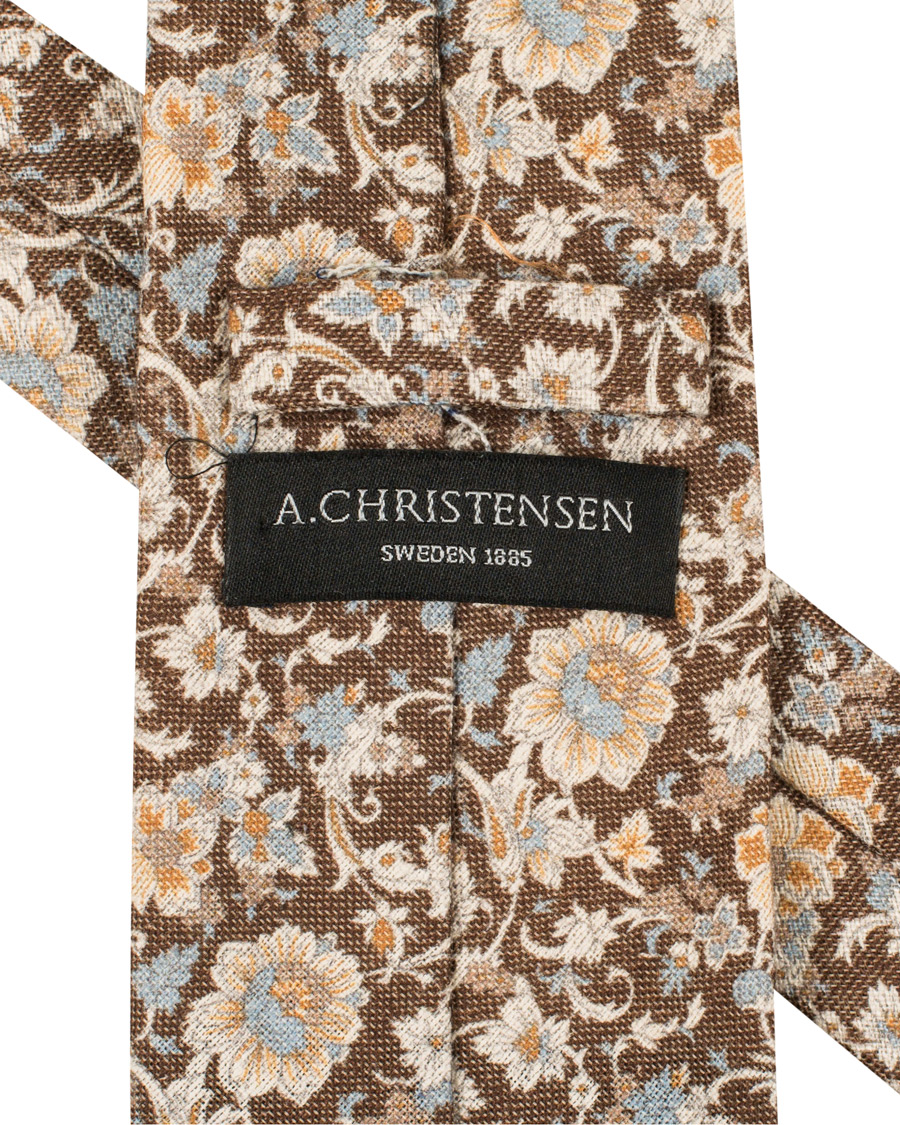 Herre | Amanda Christensen Silk/Cotton Printed Flower 8 cm Tie Chocolate | Amanda Christensen | Silk/Cotton Printed Flower 8 cm Tie Chocolate
