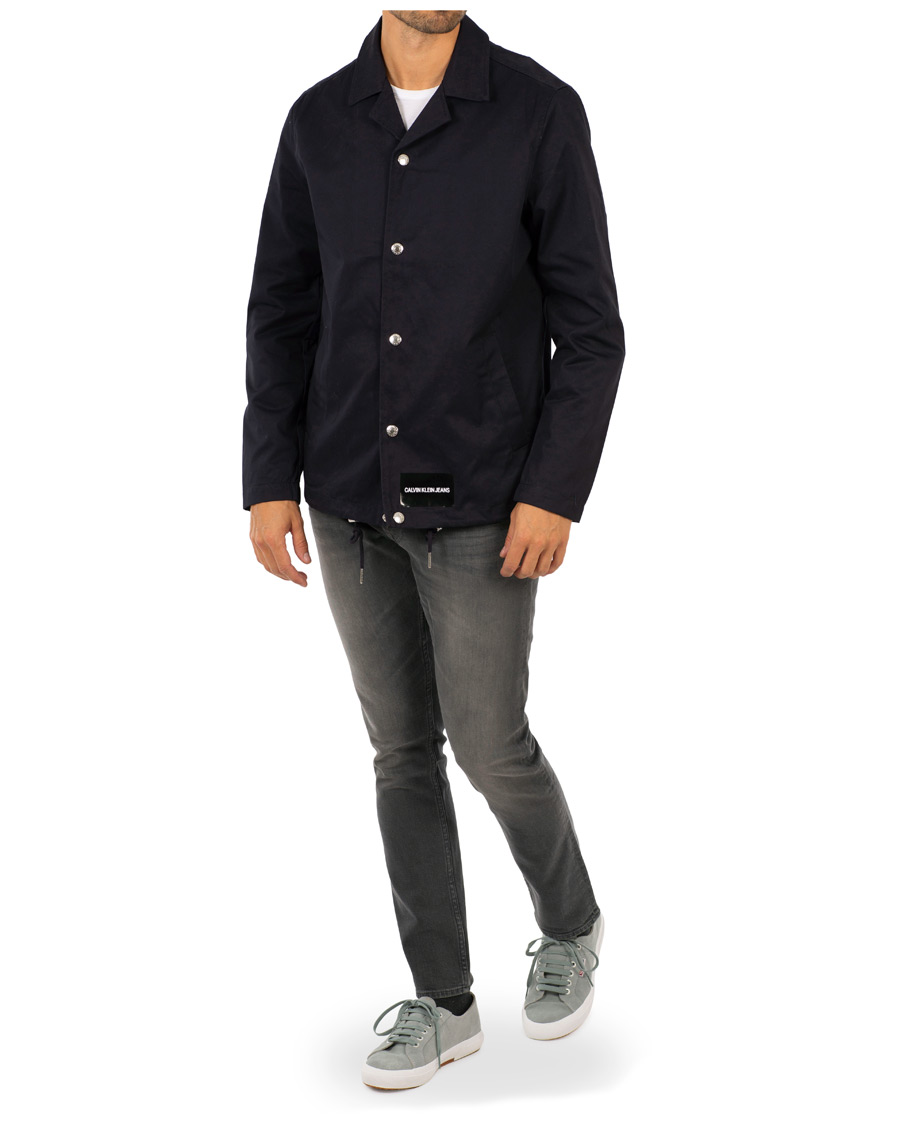 Calvin Klein Jeans Institutional Logo Coach Jacket Night Sky hos CareOfCarl