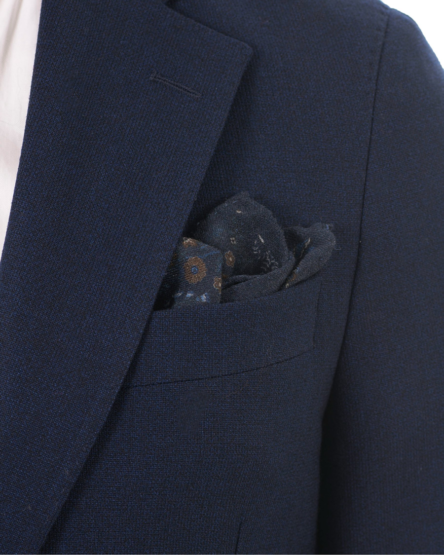 Herre | Amanda Christensen Wool Printed Flower Pocket Square Navy | Amanda Christensen | Wool Printed Flower Pocket Square Navy