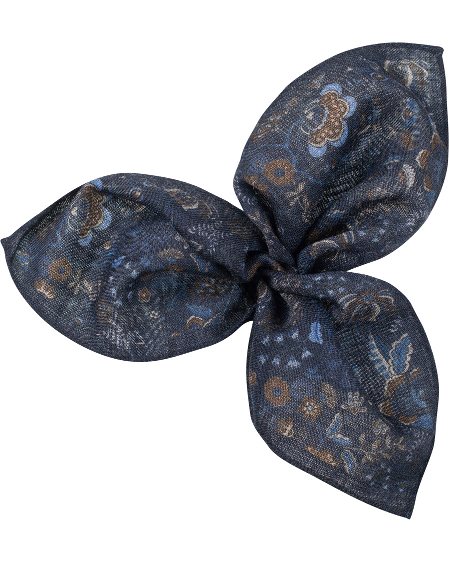 Herre | Amanda Christensen Wool Printed Flower Pocket Square Navy | Amanda Christensen | Wool Printed Flower Pocket Square Navy