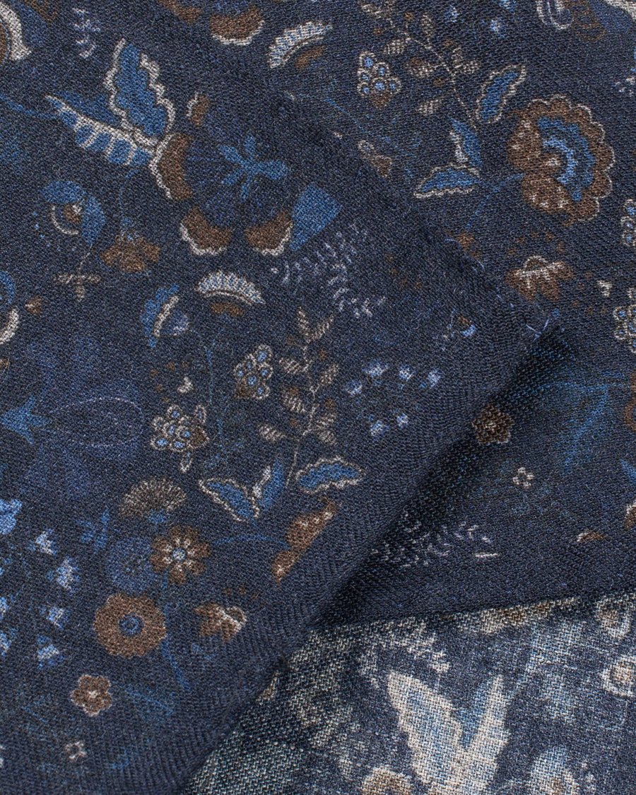Herre | Amanda Christensen Wool Printed Flower Pocket Square Navy | Amanda Christensen | Wool Printed Flower Pocket Square Navy