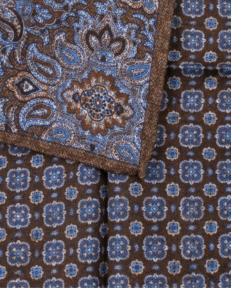 Herre | Amanda Christensen Wool Doublefaced Printed Medallion Pocket Square Brown | Amanda Christensen | Wool Doublefaced Printed Medallion Pocket Square Brown